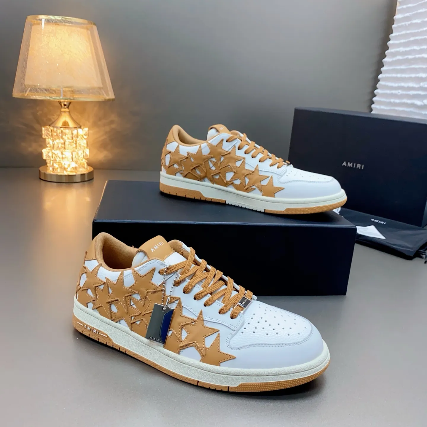 p620🐮🐮AMIRI 💧🌳Couple model💎 The latest The Pacific series Couple model Bone Star Casual sneakers Skateboard shoes ✔️ AMIRI's Pacific shoes are a sneaker that combines luxury and street style. Many celebrities and Internet celebrities have the same style. Its design and workmanship are very elegant. Made of high-grade cow leather, soft to the touch and highly durable 💘💍Fabric: Original customized imported first-layer cowhide 💘💍Inner lining: Original customized breathable mesh lining 💘💍Feet: Original injection molded one-piece, comfortable and wear-resistant without tiring the feet 💘💍Outsole: Original 1:1 molded three-color sole Original outsole 💘💍Sole thickness: 3CM 💘💍Size: Female 35-40 Male 39-46 💘💍price; top version 💦Special remarks Remark: (Female size 34 40. Men’s size 38 45 46 is customized and cannot be returned or exchanged) Please note when placing an order! Thank you🤝🤝